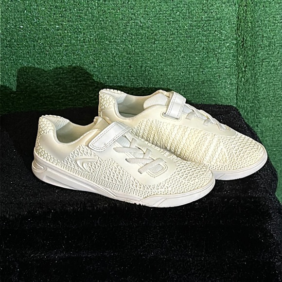 Clark’s cream sneakers Size 2